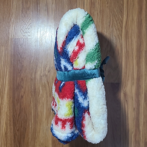 Aero Throw Blanket - Picture 4 of 4